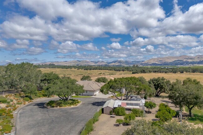 Building Photo - Private Gated Mini-Ranch • 7+ Acres • Luxury Country Living • Indoor Pool • Horses Welcome