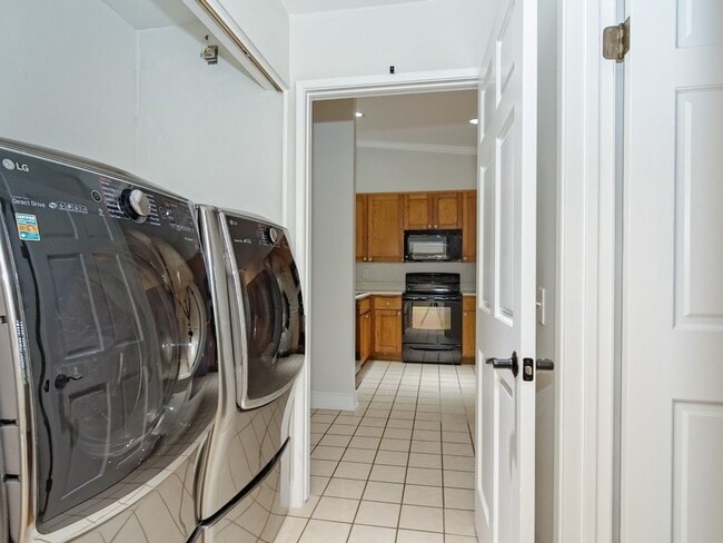 Building Photo - Water, Sewer, Trash Included! Fireplace, Washer, Dryer, 2 Assigned Parking, Garage, Open Floor Pl...