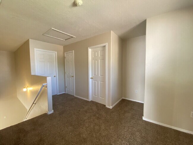 Building Photo - COMMUNITY POOL - LARGE 4 BEDROOM - Master Upstairs