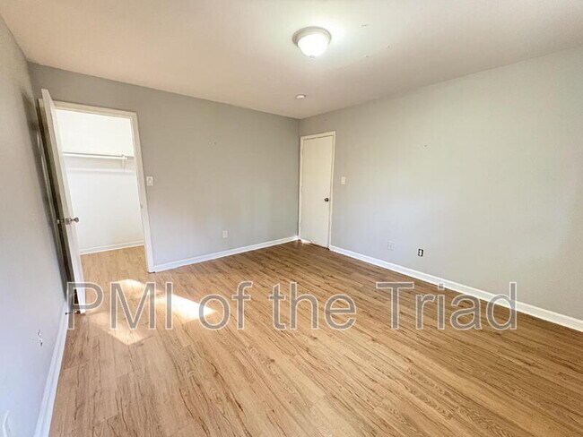 Building Photo - 1600 Oak Croft St