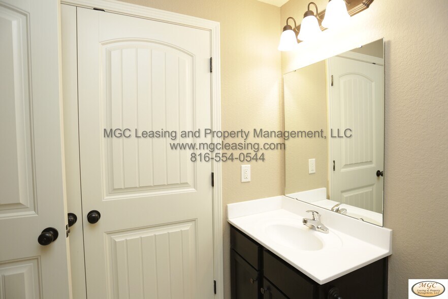 Building Photo - 502 N Foxridge Dr