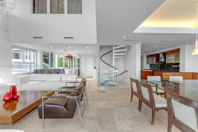 Building Photo - 655 N Mashta Dr