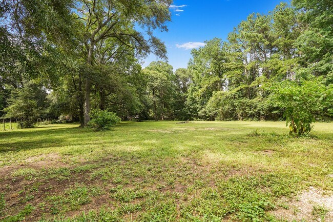 Building Photo - 26407 Magnolia Dr