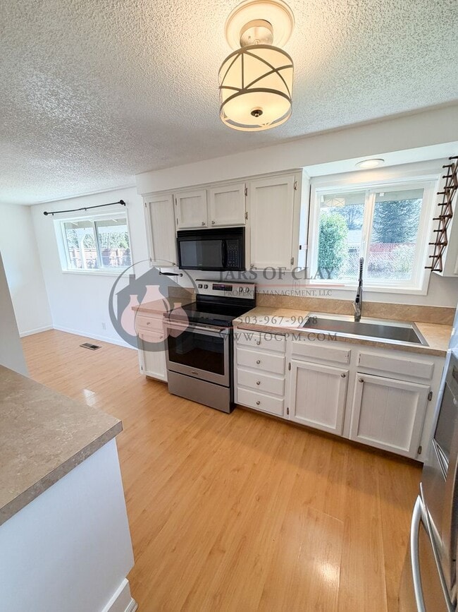 Building Photo - Move in ready South Salem Home!