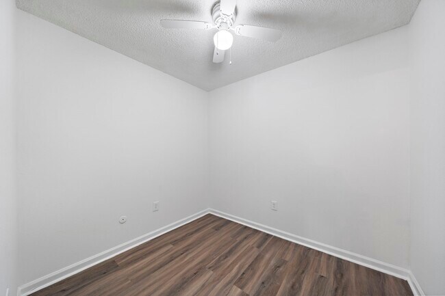 Building Photo - 711 Holiday Dr