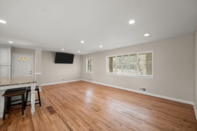 Building Photo - 3 Bedroom Lake Home In Gainesville!