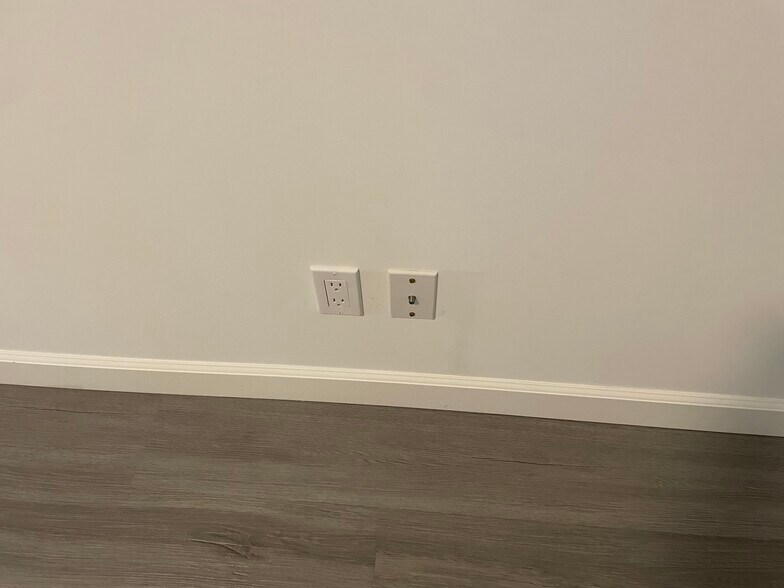 Building Photo - 265 E 69th Way