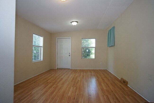 Building Photo - 3 Bedroom / 2 Bath House.  Easy access to US 460 and I 81. Detached Garage / Workshop.