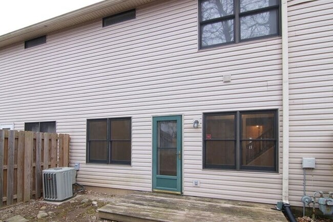 Building Photo - 3 Bedroom Townhome in Greenwood