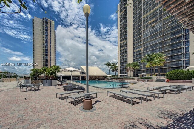 Building Photo - 20379 W Country Club Dr