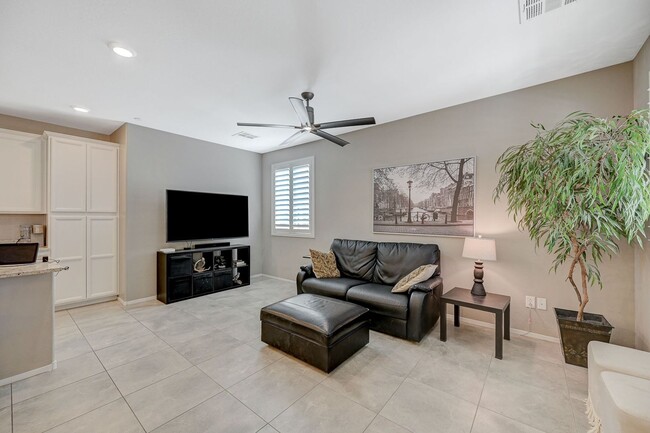 Building Photo - Modern 3 Bedroom Townhouse near Blue Diamond