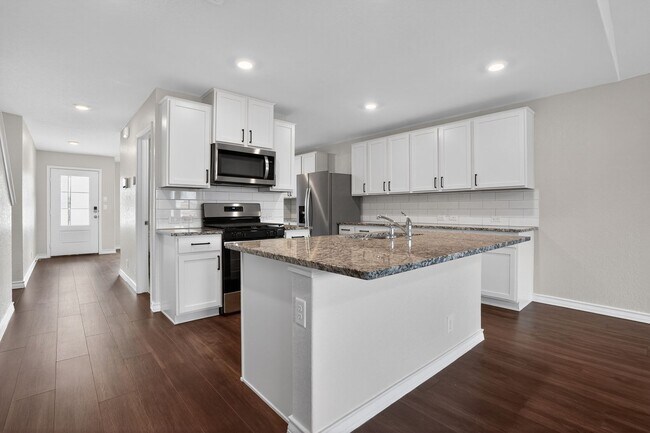 Building Photo - Spacious 5BR Home with Game Room, First-Floor Primary Suite & Appliances Included
