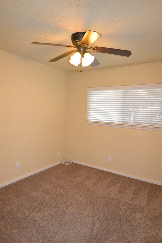 Building Photo - 3 Bedroom 2 Bathroom Home in SW Visalia close to shopping and restaurants!
