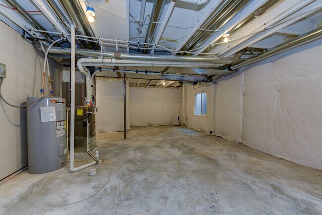 Building Photo - Beautiful 4 bed, 3 bath Townhome with 2 car garage ready for move in!