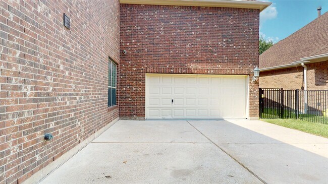 Building Photo - 18814 Cove Vista Ln