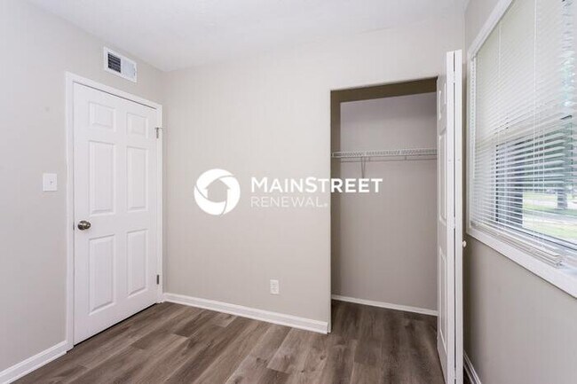 Building Photo - 3 Bedroom Pet-Friendly Home in Louisville, KY with Main Street Renewal