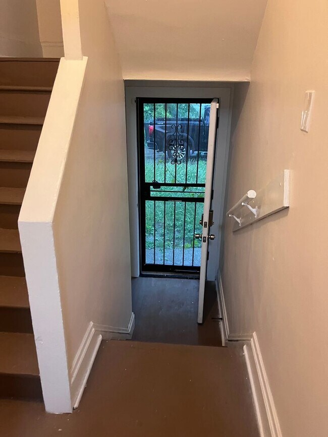Building Photo - Charming 2-Bedroom Upper Unit – Spacious L...