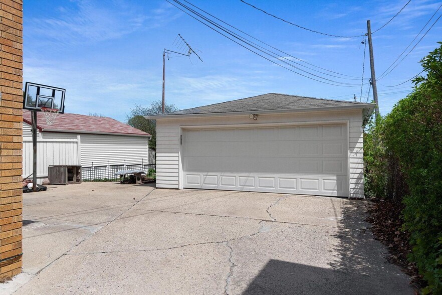 Building Photo - 2642 S 69th St