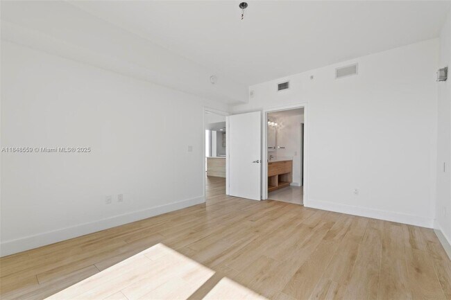 Building Photo - 16385 Biscayne Blvd