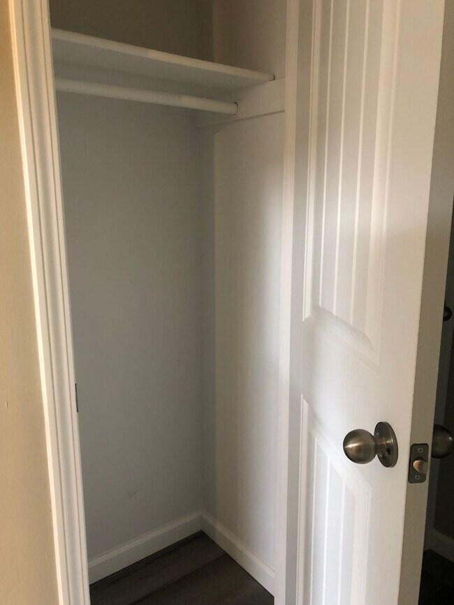 Building Photo - Beautifully Renovated Two Bedroom Apartmen...