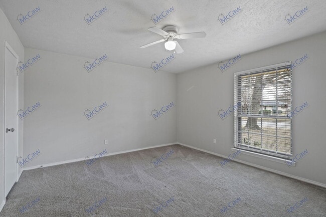 Building Photo - 213 Gregory Dr