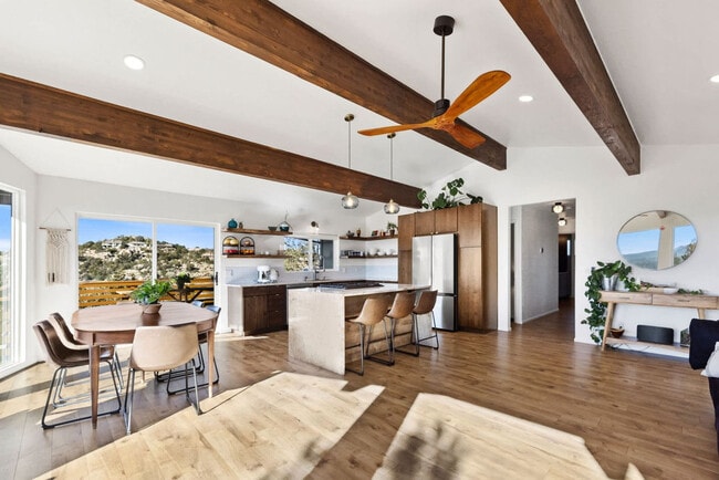 Building Photo - 828 Black Dr