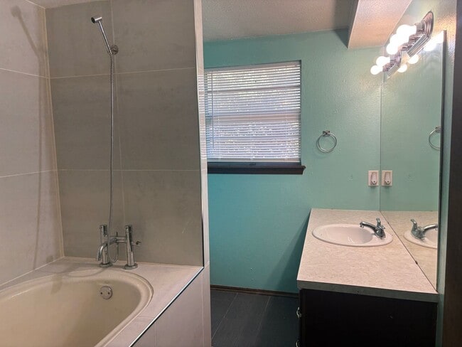 Building Photo - Three bedroom home in Del City