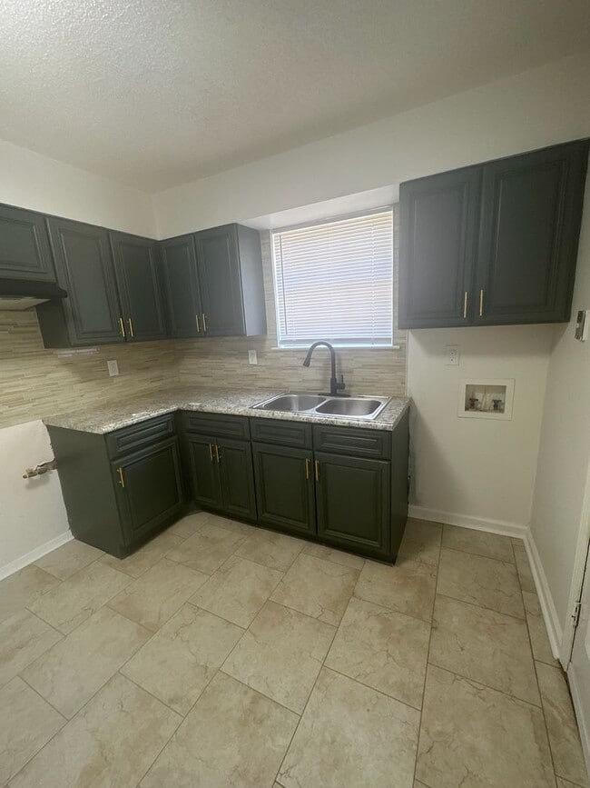 Building Photo - 4 bedroom 1 bath home for lease