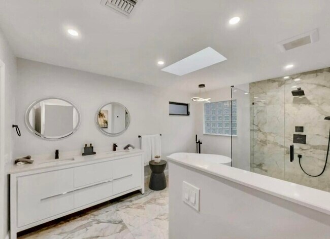 Building Photo - 5940 NE 22nd Ave