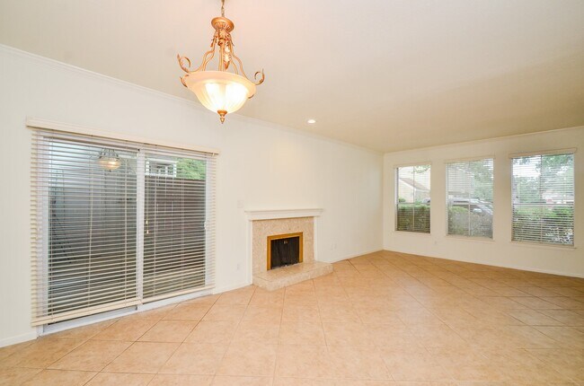 Building Photo - 2100 Tanglewilde St