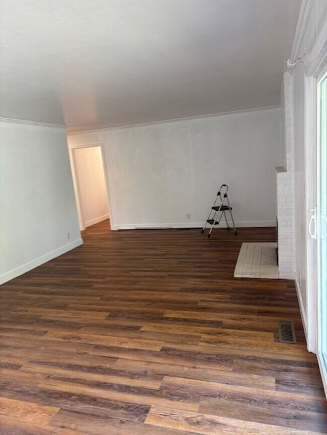 Building Photo - 9 Begonia Ln