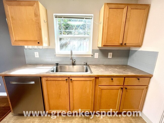 Building Photo - 3 Bedroom, 2.5 Bathroom Townhouse in N Por...