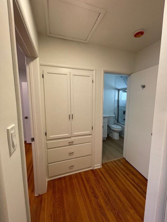 Building Photo - 1059-1059 S Genesee Ave