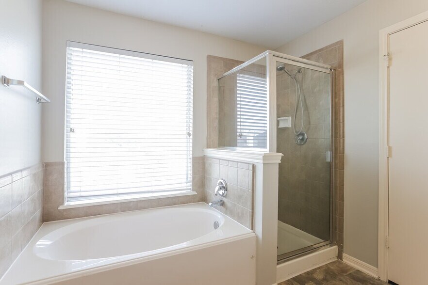 Building Photo - 3606 Evergreen Square Tr