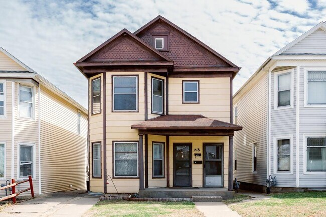 Building Photo - 218 1/2 W 7th