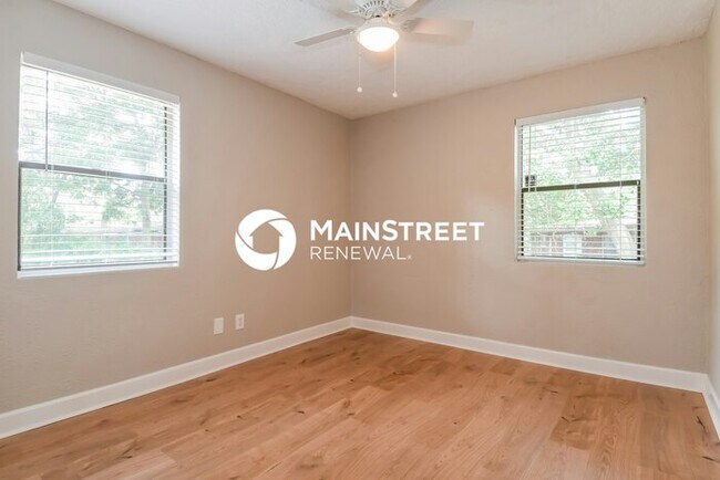 Building Photo - 4 Bedroom Pet-Friendly Home in Jacksonville, FL with Main Street Renewal