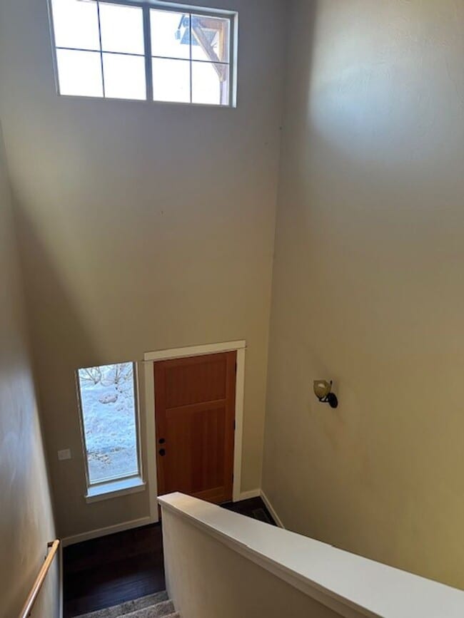 Building Photo - Townhouse