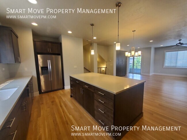 Building Photo - 3256 E Thoroughbred Ln
