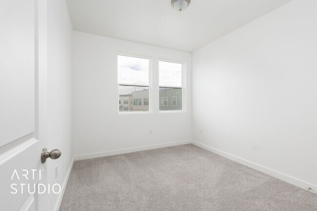 Building Photo - Modern Comfort in Midvale – 3 Bed, 2 Bath ...