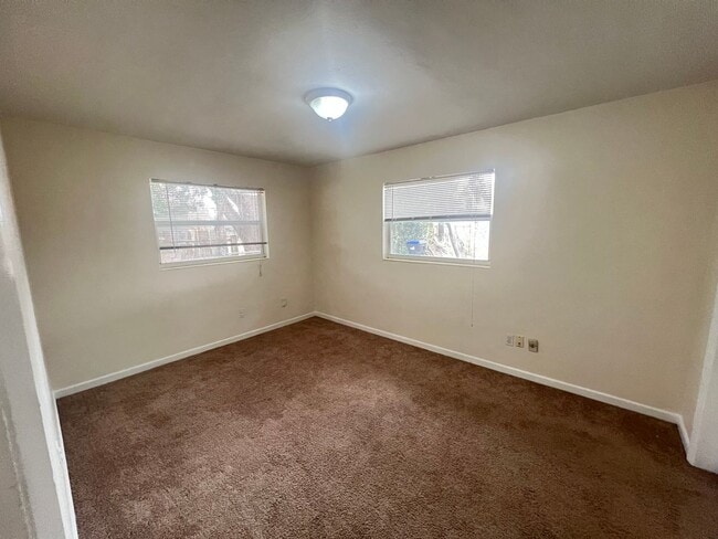 Building Photo - Rare 4-Bedroom Single-Family in Sky Lake close to Florida Mall