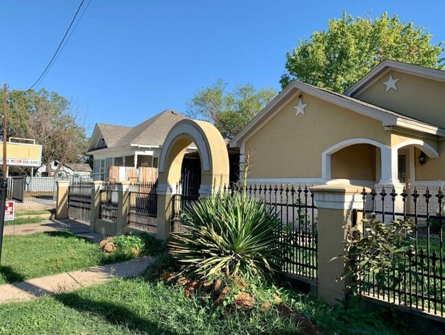 Building Photo - Spacious 2 Bed, 1 Bath Home in Riverside R...