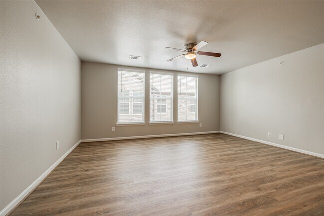 Building Photo - 211 Pk Pl Cir