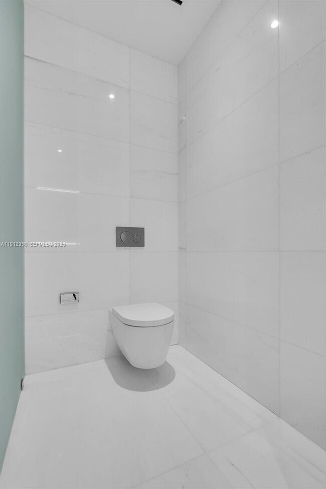 Building Photo - 300 Biscayne Blvd Way