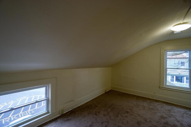 Building Photo - AVAILABLE 6/1/26 - House for Rent Near Sho...