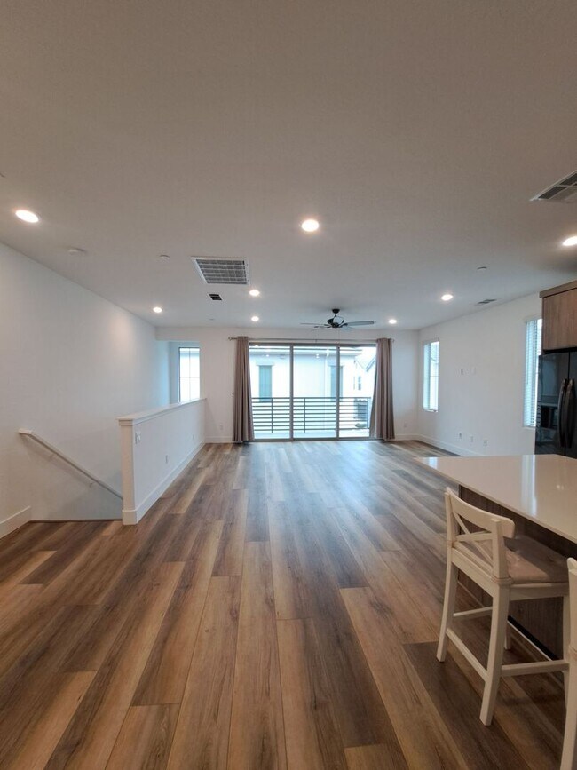 Building Photo - Experience Comfort and Style in This Venet...