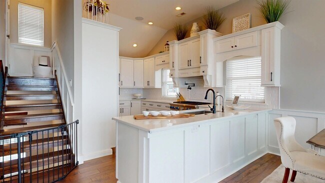 Building Photo - 404 21st St S