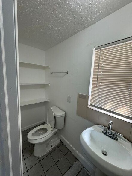 Building Photo - 920 N Haverhill Rd