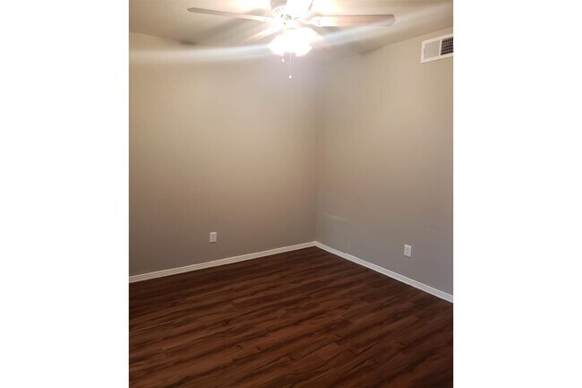 Building Photo - 1212 Hampshire Ln