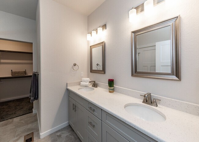 Building Photo - End Unit 3 BedTownhome in Mountain Shadows