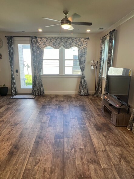 Building Photo - 386 Hammock Ln